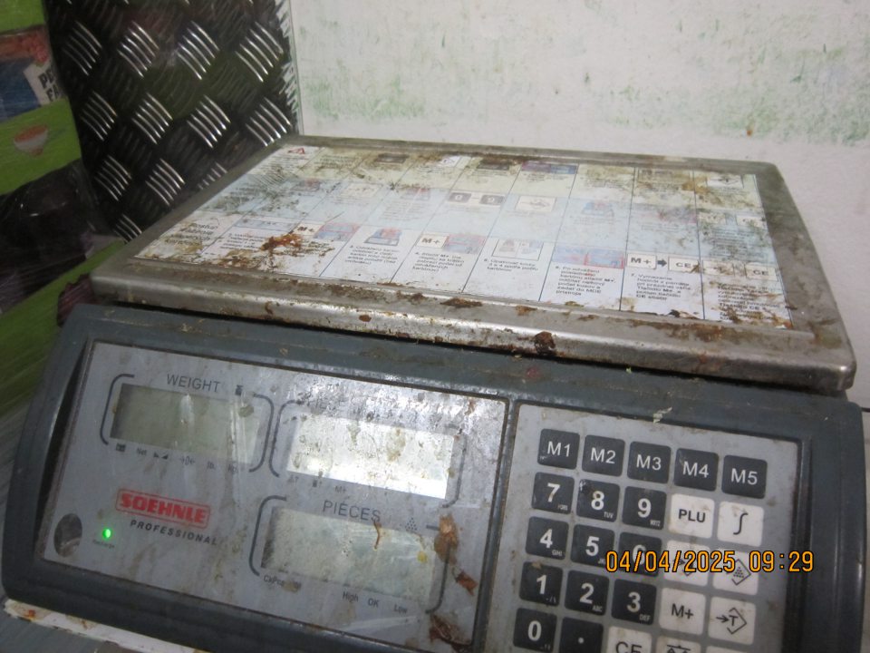 V skladovacej časti prevádzky v priestore odpisy umiestnená hrdzavá digitálna váha znečistená  zaschnutou nečistotou.