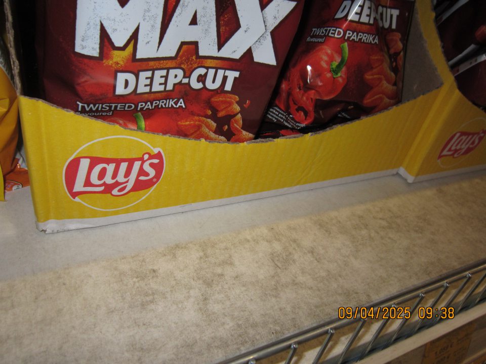 Hygiena zariadení- znečistený regál na uchovávanie slaného pečiva zaschnutou špinou a prachom na predajnej ploche.