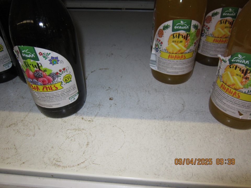 Hygiena zariadení- znečistený regál na uchovávanie sirupov zaschnutou špinou a prachom na predajnej ploche. 