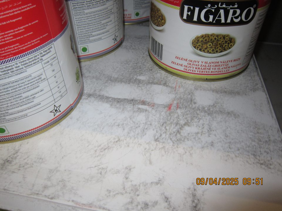 Hygiena zariadení- znečistený regál na uchovávanie konzervovanej zeleniny zaschnutou špinou a prachom na predajnej ploche.