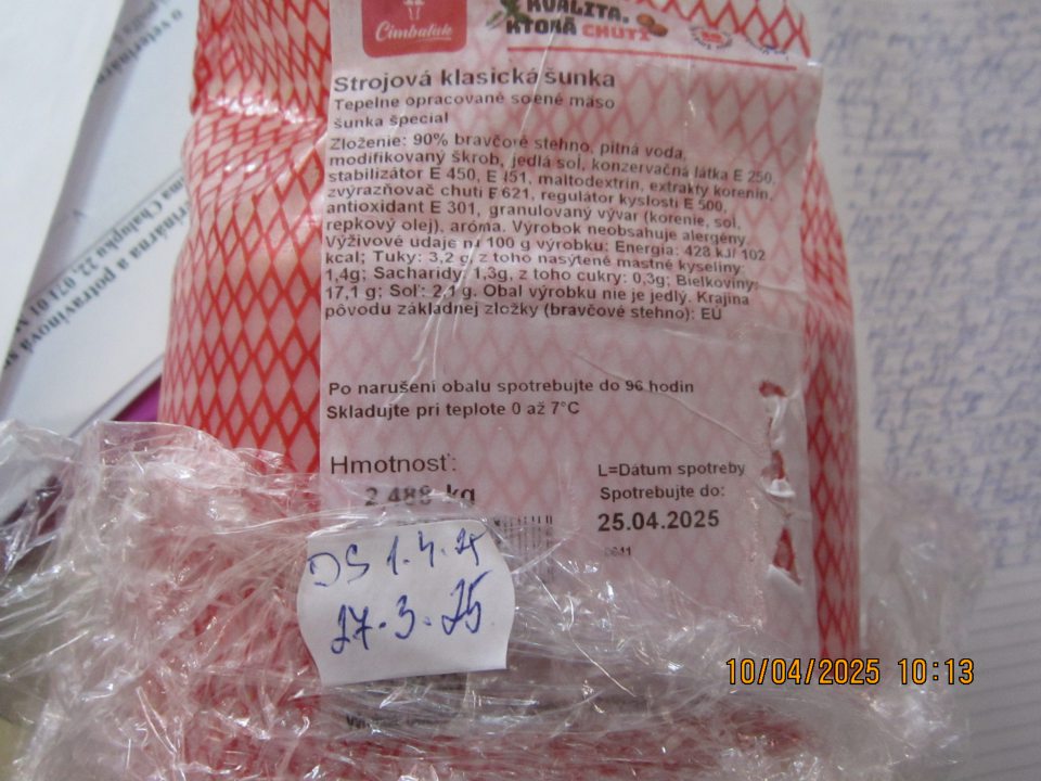 Predaj dňa 10.4.2025 po uplynutí dátumu spotreby: Strojová klasická šunka, 1,45 kg, spotrebujte do: 25.04.2025, po narušení obalu spotrebujte do 96 hodín, obal narušený dňa 27.3.2025 – spotrebujte do 1.4.25, výrobca Cimbaľák s.r.o., Duklianska, Bardejov.