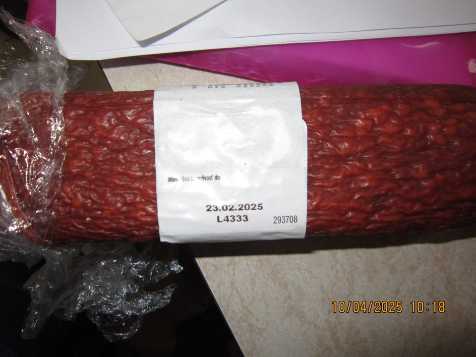 Predaj dňa 10.4.2025 po uplynutí dátumu minimálnej trvanlivosti: KRIVÁŇ saláma, 0,566 kg, minimálna trvanlivosť do 23.02.2025, výrobca MECOM Group s.r.o., Poľná 4, Humenné. 