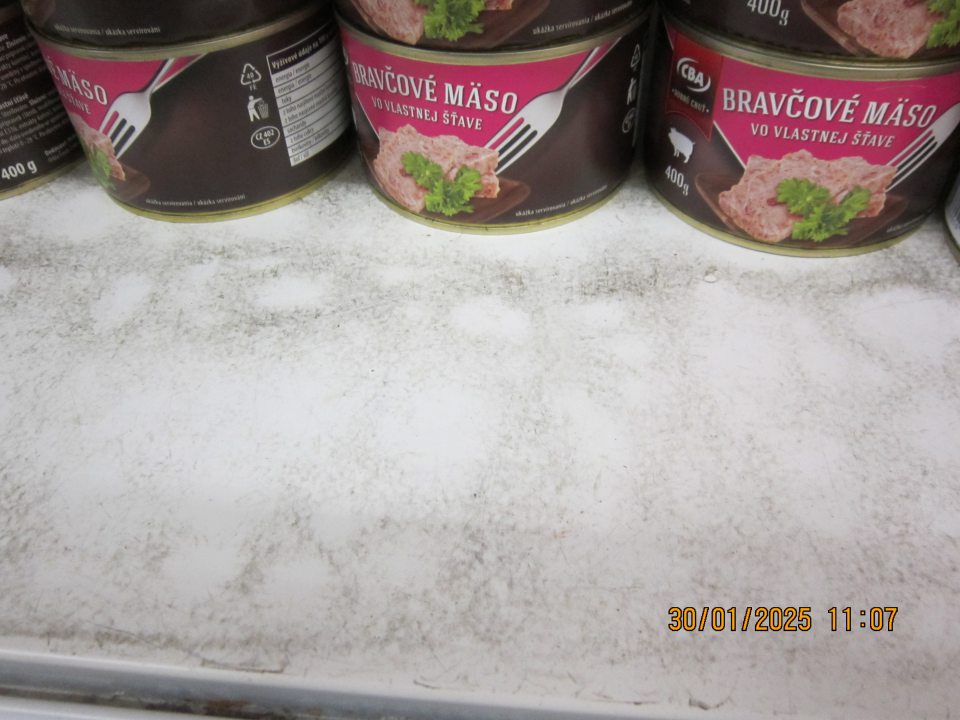 Znečistené regály na uchovávanie mäsových konzerv na predajnej ploche prevádzky.