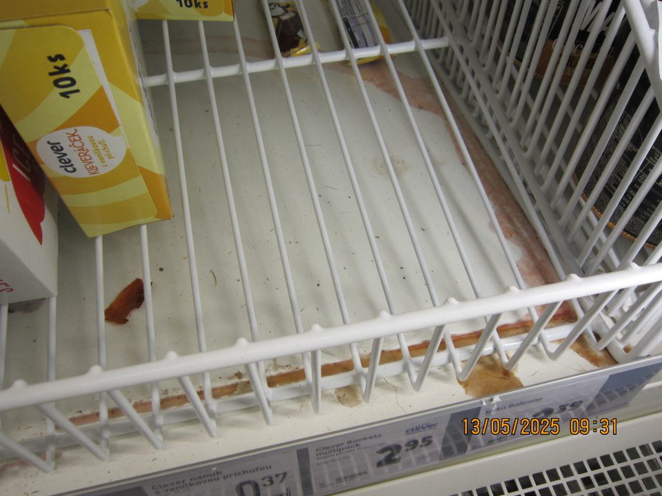 V mraziarenskej vitríne na uchovávanie mrazených krémov a nanukov – vytečený a zaschnutý obsah výrobkov.