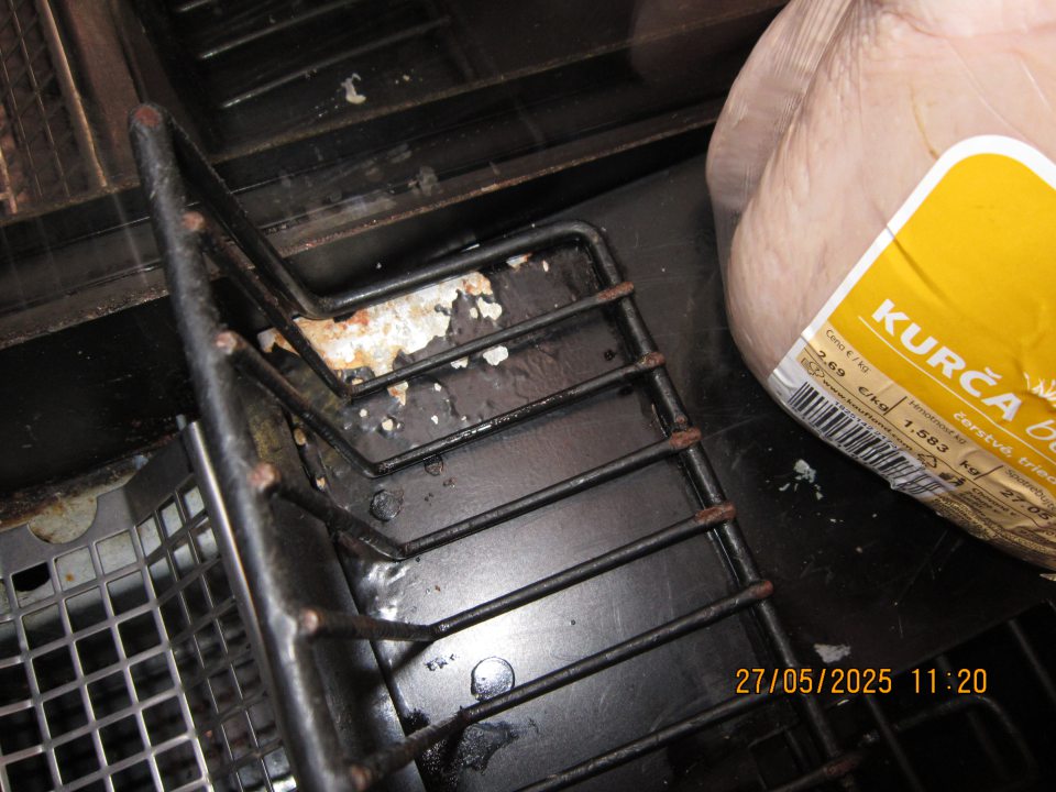 Hygiena zariadení – poškodený regál, olupujúci sa náter s výskytom hrdze v chladiacej vitríne na uchovávanie čerstvého hydinového mäsa. 