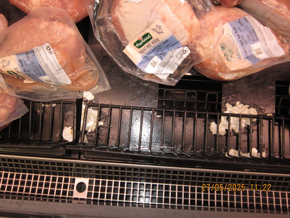 Hygiena zariadení – poškodený regál, olupujúci sa náter s výskytom hrdze v chladiacej vitríne na uchovávanie čerstvého bravčového mäsa.