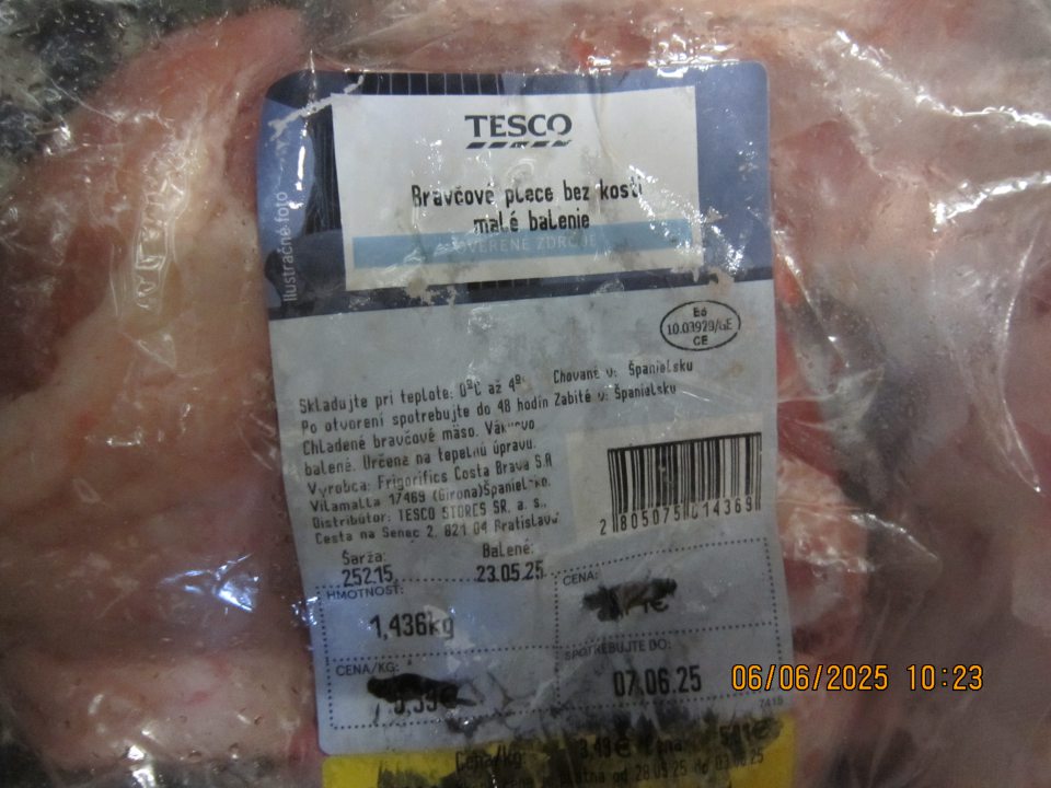 Bravčové plece bez kosti, malé balenie, bravčové mäso – čerstvé, vákuovo balené, 5 ks, v celkovej hmotnosti 5,92 kg- spotrebiteľské balenia bravčového mäsa nespĺňajú požiadavku na vákuové balenie potraviny, plastový obal je uvoľnený a neprilieha k potravine z dôvodu jeho mechanického poškodenia. 
