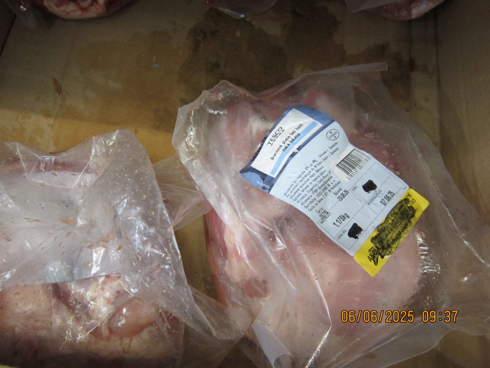 Kartóny, v ktorých je čerstvé vákuovo balené bravčové mäso, znečistené vytekajúcou tekutinou z porušených balení.