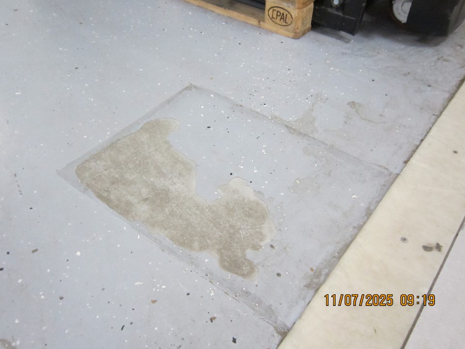 V zázemí prevádzky - poškodená podlaha.  