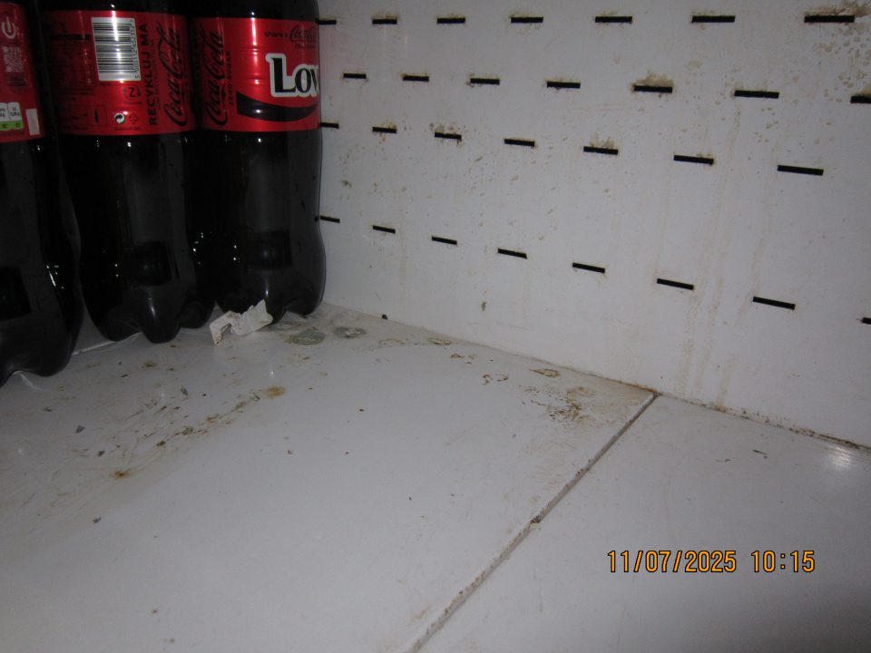 Zistený nedostatok v hygiene  chladiaceho zariadenia na predajnej ploche - v chladiacej vitríne na uchovávanie nealko nápojov polica a zadná stena znečistená čiernou špinou.