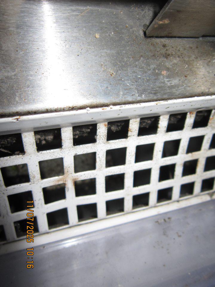 Zistený nedostatok v hygiene  chladiaceho zariadenia na predajnej ploche - v chladiacej vitríne na uchovávanie nealko nápojov priestor pod mriežkami silne znečistený vrstvou čiernej špiny.