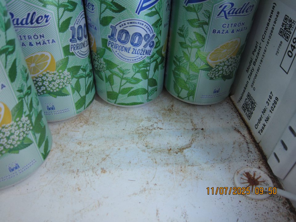 Zistený nedostatok v hygiene  chladiaceho zariadenia na predajnej ploche - v chladničke na uchovávanie nealko nápojov polica znečistená čiernou špinou.