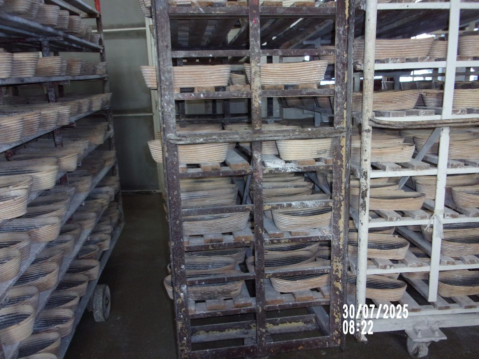 Poškodený hygienický náter na stojanoch na ošatky.