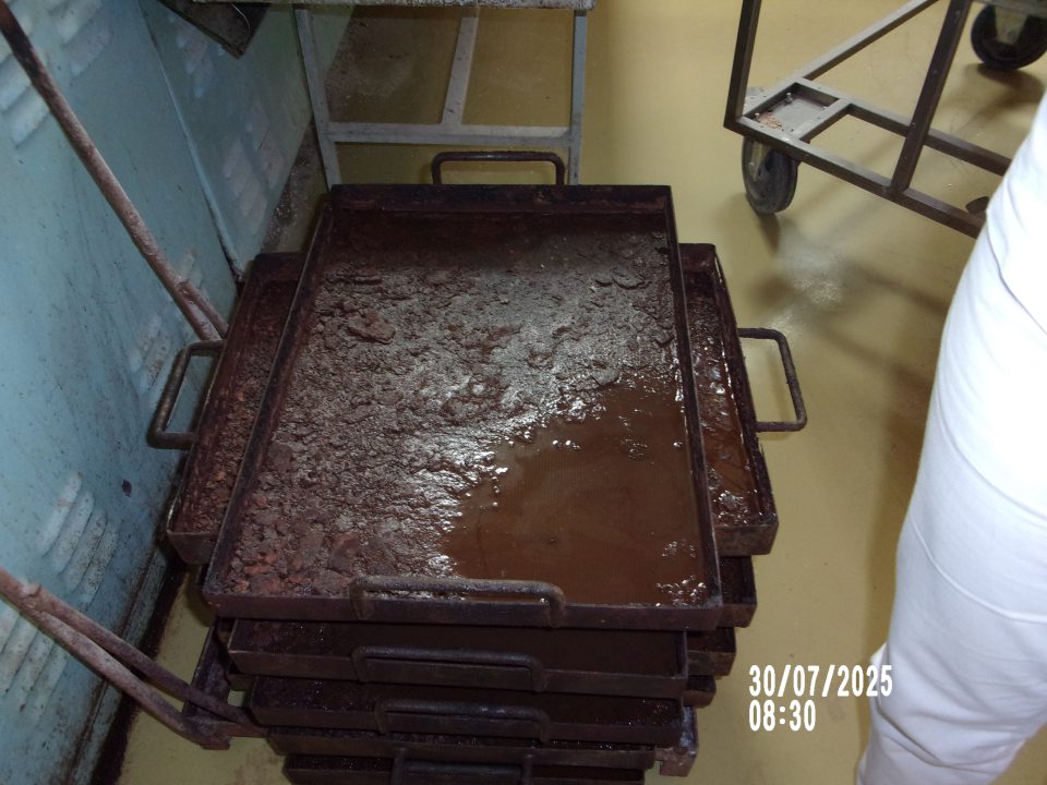 Znečistené plechy na vodu používané do priebežnej pece pri pečení chleba a pečiva.