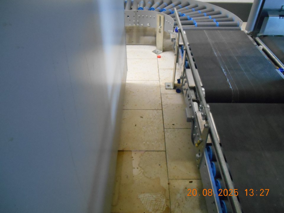 Mokrá podlaha a nečistoty  v priestore  fľaškomatu “TOMRA“.