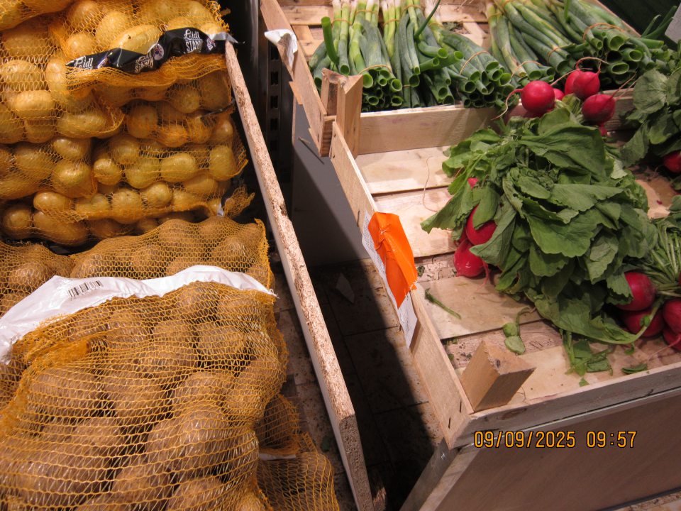 Odtrhnutá bočná drevotriesková časť podesty na predajnej ploche v oddelení čerstvého ovocia a  zeleniny.