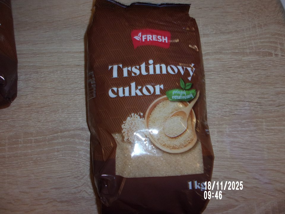 Trstinový cukor prírodný nerafinovaný 1 kg,  distribútor: LABAŠ s.r.o., Textilná 1, 040 12 Košice, označenie dávky: L 154471, DMT: 03.10.2027 – nevyhovujúci výsledok laboratórnych skúšok: zistená prítomnosť nepovoleného farbiva E 150d.
