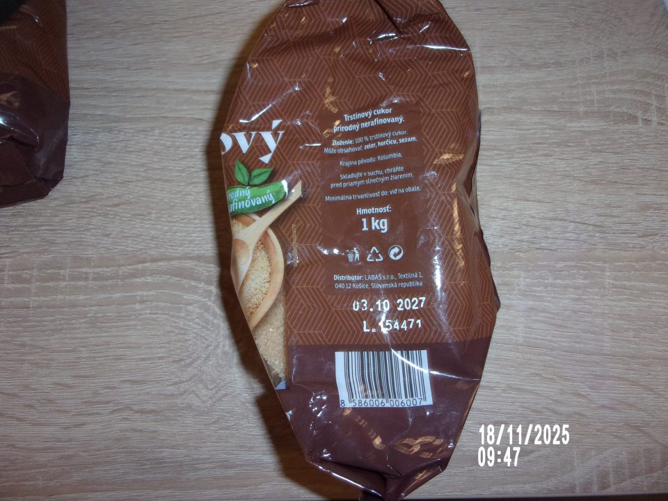 Trstinový cukor prírodný nerafinovaný 1 kg,  distribútor: LABAŠ s.r.o., Textilná 1, 040 12 Košice, označenie dávky: L 154471, DMT: 03.10.2027 – nevyhovujúci výsledok laboratórnych skúšok: zistená prítomnosť nepovoleného farbiva E 150d.