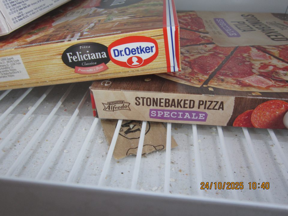 Znečistená spodná časť pod mriežkou v mraziacej vitríne slúžiacej na uchovávanie hlbokozmrazených polotovarov organickými nečistotami – kúskami hlbokozmrazených polotovarov.