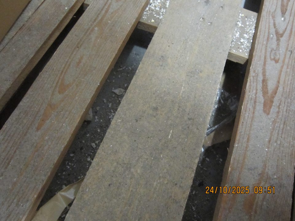 V sklade pre hlbokozmrazené potraviny pod paletami hrubá vrstva organických nečistôt, vrátane zbytkov pekárenských polotovarov určených k dopeku, zbytkov obalového materiálu, kartónov a nánosov prachu.