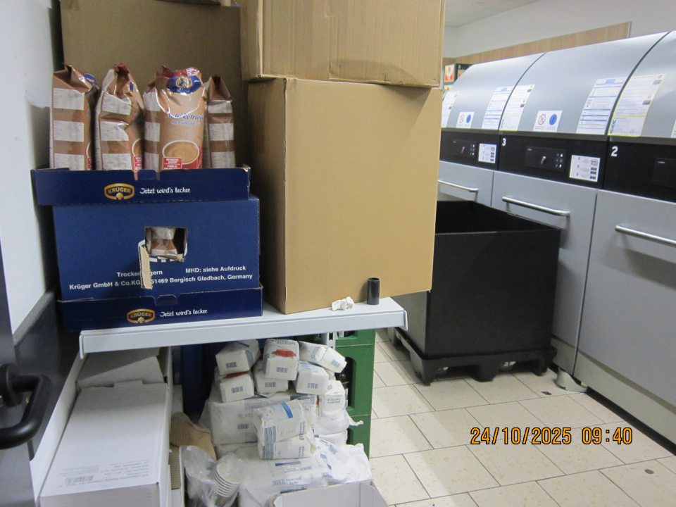 V priestore fľaškomatu ,,TOMRA“ určeného na uchovávanie návratných obalov z nápojov, uchovávané potraviny určené do kávomatu – kryštálový cukor, sušené instantné topingy, sušené instantné nápoje v prášku.