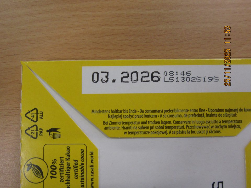 Nesprávne uvedený dátum minimálnej trvanlivosti u výrobku: Casali Schoko Bananen Nikolo & Krampus Riegel 110 g – Penová cukrovinka s banánovou príchuťou, máčané v čokoláde- na etikete v slovenskom jazyku uvedené: „Minimálna trvanlivosť: viď obal“, na obale uvedené „03.2026“. Správne má byť: „Minimálna trvanlivosť do konca: viď obal.“ 