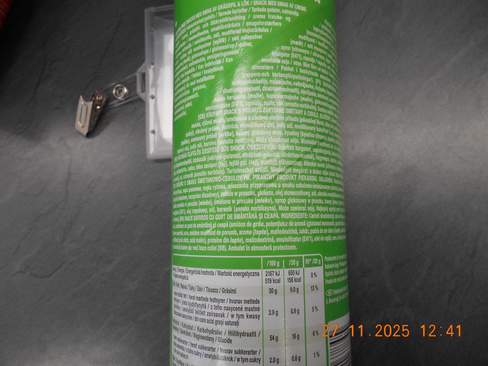 Chýbajúce označenie povinných údajov v kodifikovanej podobe štátneho jazyka na balení výrobku „Pringles Sour Cream & Onion“.