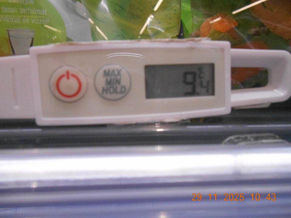 Šalátový mix uchovávaný pri nevhodnej teplote prostredia +9,4°C v chladiarenskej vitríne na predajnej ploche. Na obale uvedené: „Skladujte pri teplote +1°C - +6°C.“