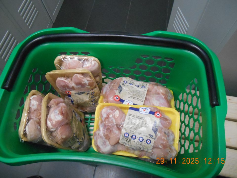 Poškodený obal hlbokozmrazeného hydinového mäsa- Kuracie dolné stehno, trieda A, mäso so známkami poškodenia- vysušenia mrazom.