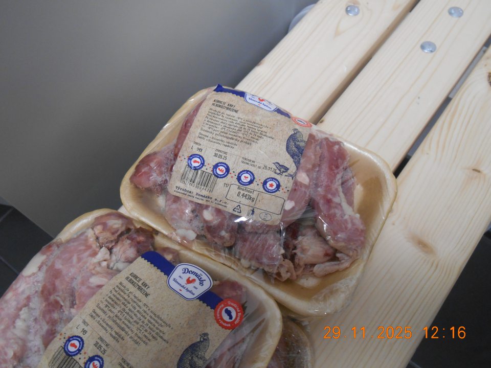 Poškodený obal hlbokozmrazeného hydinového mäsa- Kuracie krky, mäso so známkami poškodenia- vysušenia mrazom.