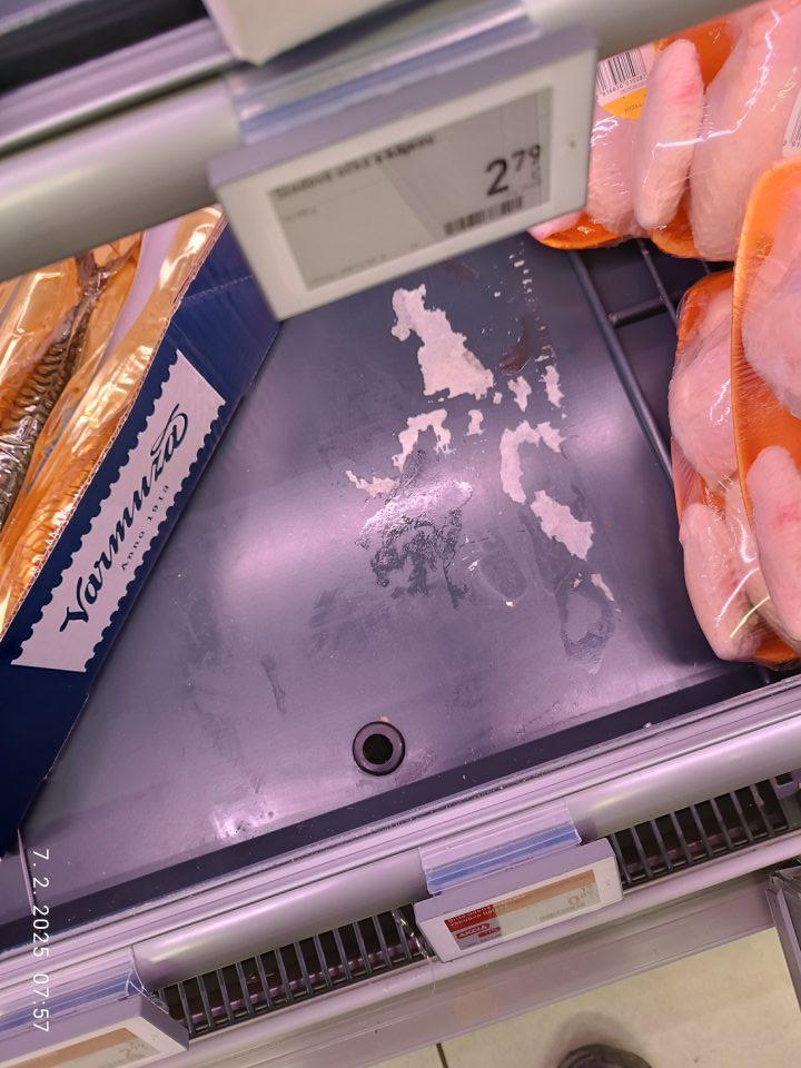 nevyhovujúci hygienický stav regálu v chladiacom zariadení na predajnej ploche slúžiacom na uchovávanie baleného mäsa- znečistenie prilepenými kartónovými obalmi)