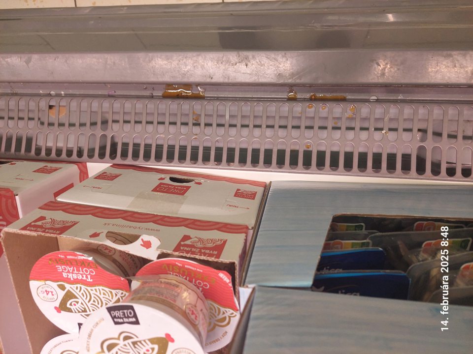 Znečistenie chladiaceho zariadenia pri uchovávaní lahôdkarských výrobkov.