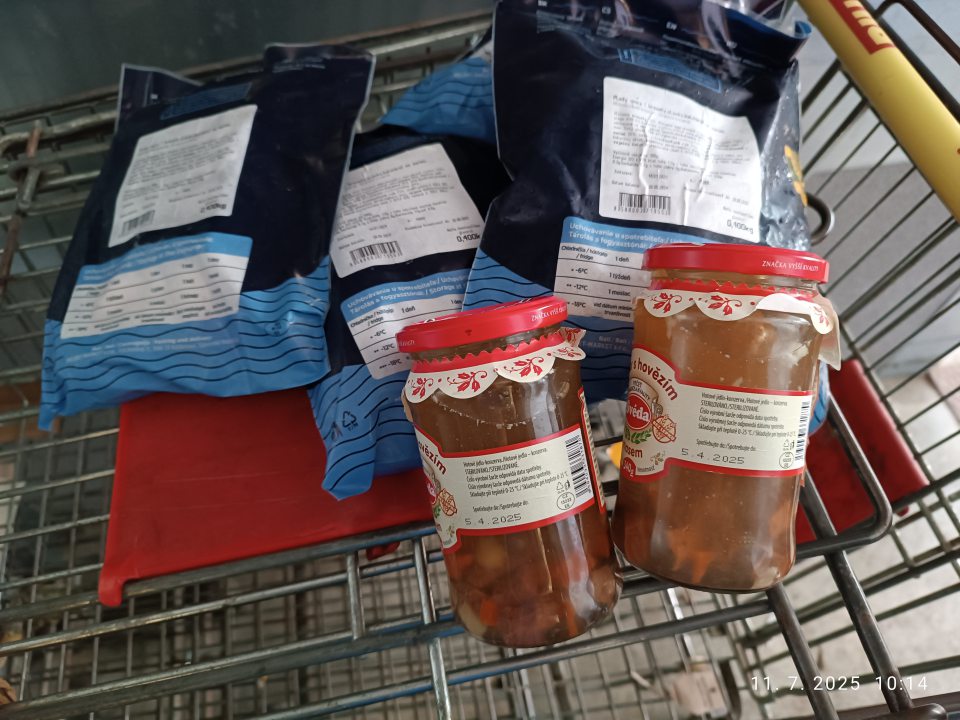 v ponuke predaja sa nachádzali potraviny po uplynutí dátumu minimálnej trvanlivosti: -Plody mora(krevety, slávky,kalmáre) so surimi. Hlbokozmrazené. Glazúrované. 400g. V ponuke predaja sa nachádzali 4 ks predmetného výrobku. DMT: do 30.06.2025
a tiež potraviny po uplynutí dátumu spotreby Vývar s hovädzím mäsom. 340g. V ponuke sa nachádzali 2 ks predmetného výrobku. Spotrebujte do: 5.4.2025