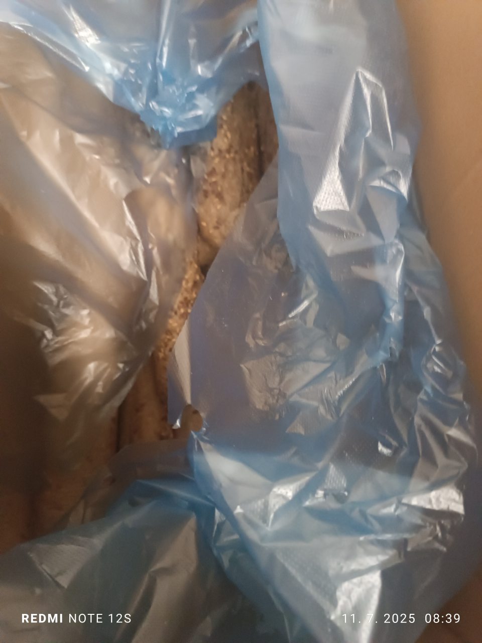 V  zázemí  prevádzky  sa  nachádzali hlbokozmrazené  pekárske  polotovary  nezabezpečené  proti  druhotnej  kontaminácii