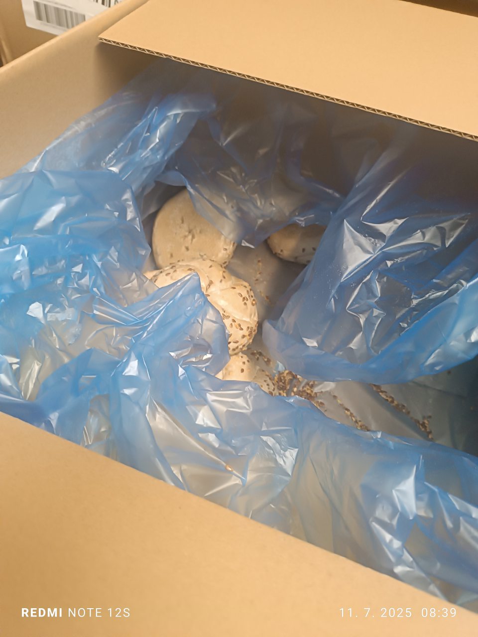 Hlbokozmrazené  pekárske  polotovary  nezabezpečené  proti  vymŕzaniu  vody  s výrobkov  a nezabezpečené  proti  druhotnej  kontaminácii