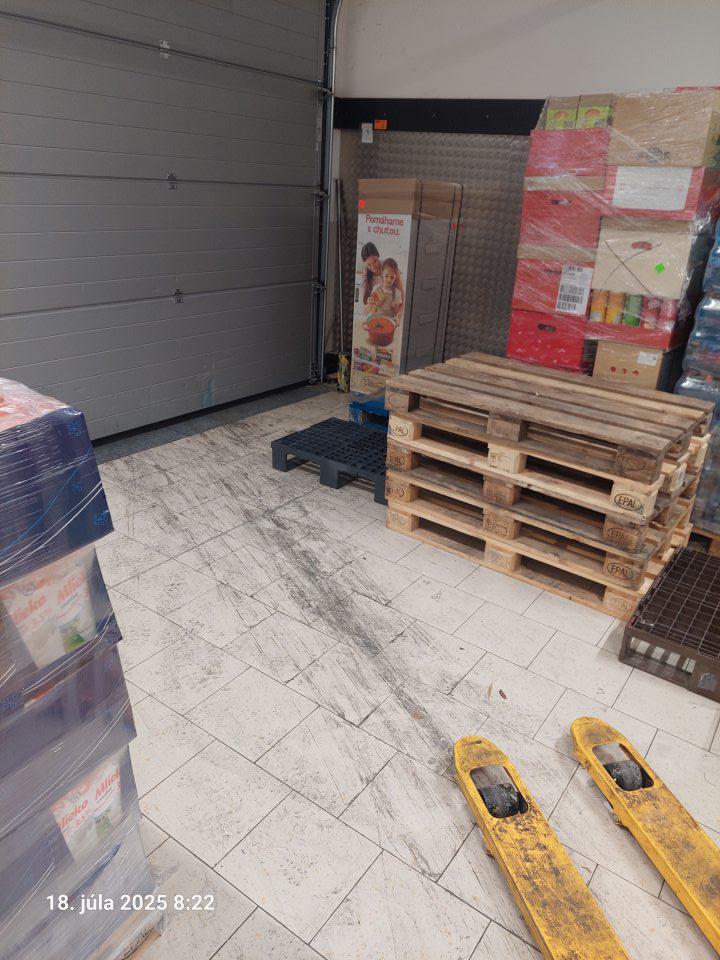 Znečistená podlaha v okolí príjmovej rampy.
