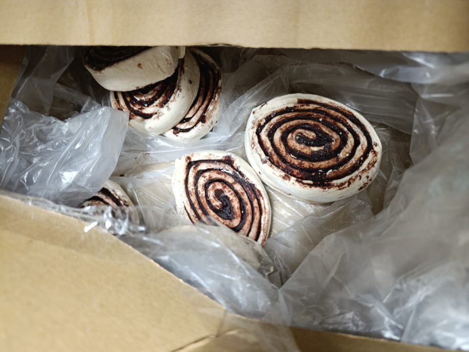 V mraziacom boxe hlbokozmrazené polotovary skladované s otvorenými mikroténovými sáčkami