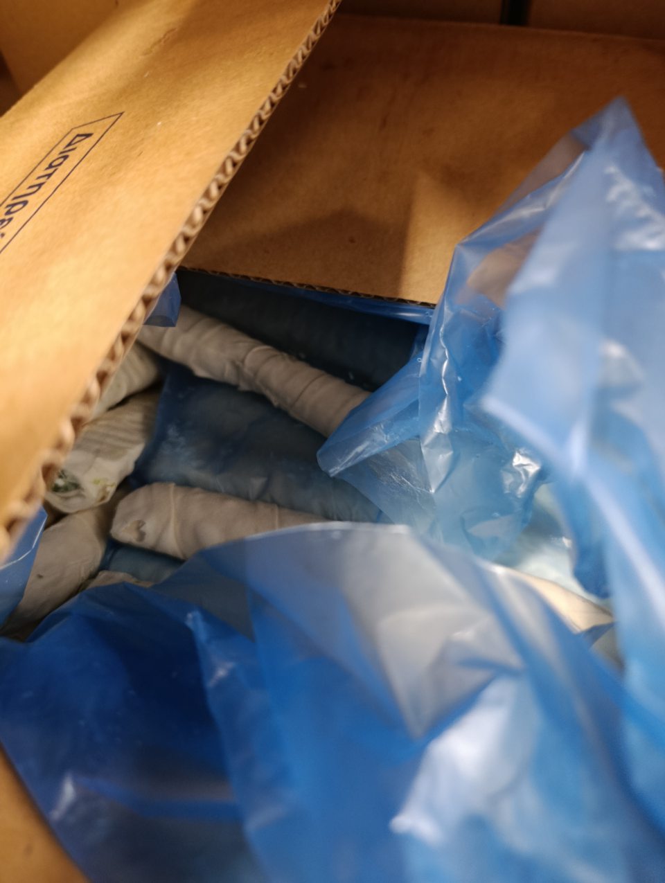 V mraziacom boxe uchovávané pekárske polotovary nezabezpečené proti druhotnej kontaminácii