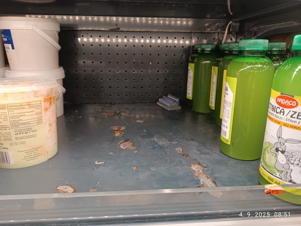 nevyhovujúci hygienický stav regálu - porušenie celistvosti povrchu regálu - korózia