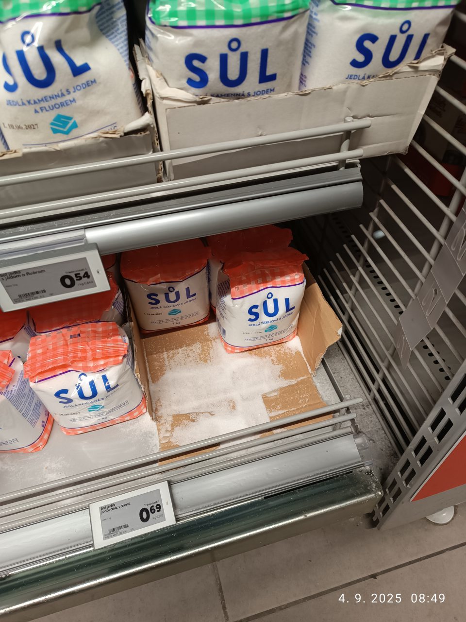  nevyhovujúci hygienický stav regálov-  jedlá soľ rozsypaná