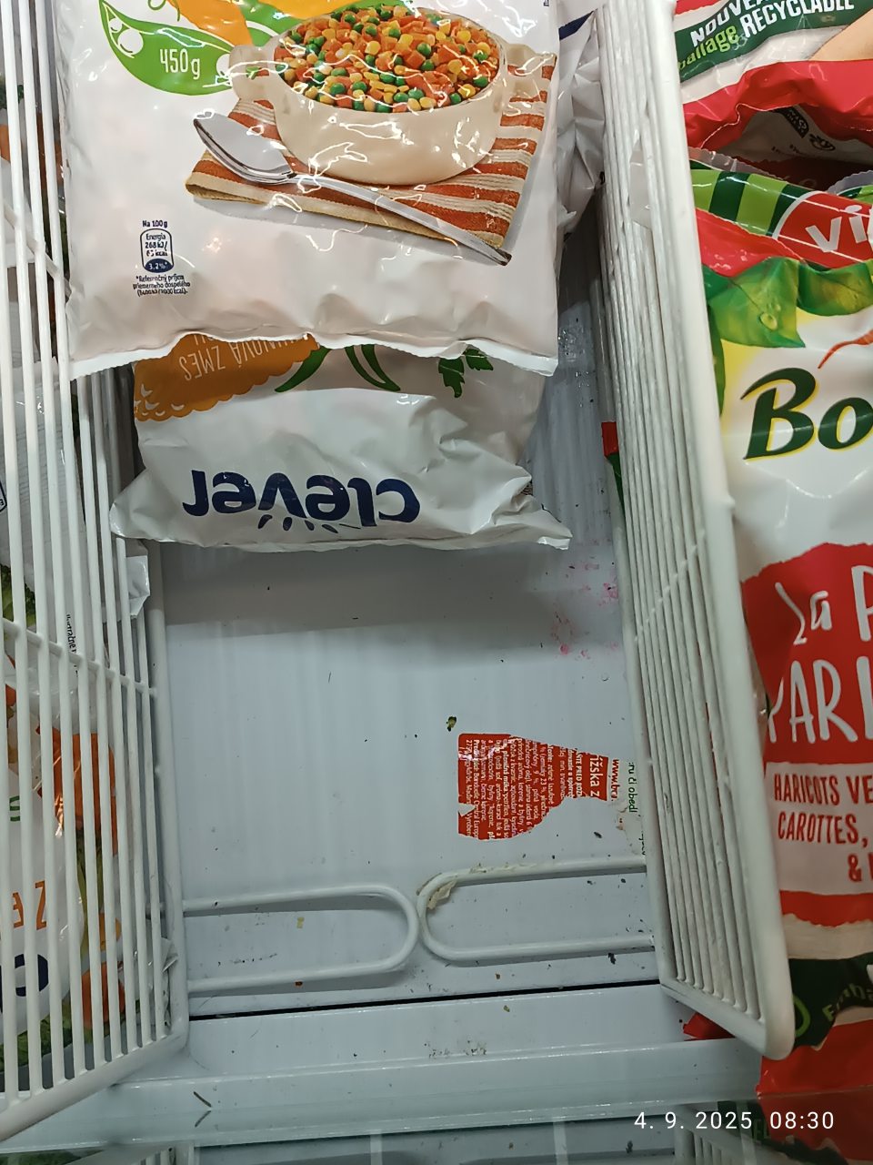 Predajná plocha: nevyhovujúci hygienický stav zariadení na uchovávanie hlbokozmrazenej zeleniny (mechanické nečistoty, obsah balení, zvyšky etikiet)