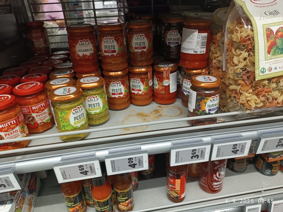 nevyhovujúci hygienický stav regálu -   SACLA PESTO-  znečistenie obsahom balení výrobkov