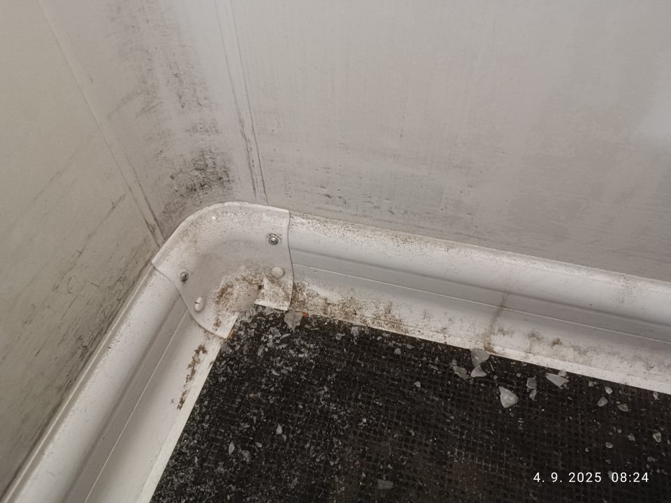 Zázemie predajne: nevyhovujúci stav podlahy v mraziacom boxe na hlbokozmrazené pekárske polotovary (podlaha a dorazová lišta znečistená hrubou vrstvou prachu).