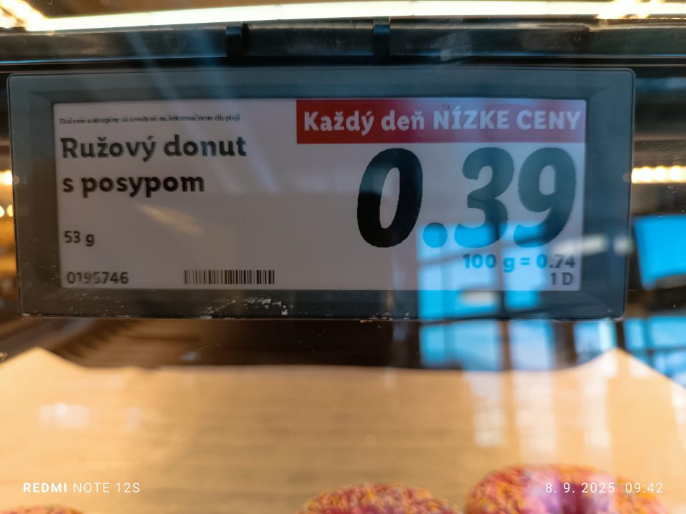 V označení výrobku označeného ako Ružový donut s posypom 53 g, chýbala informácia, že sa jedná o rozmrazený pekársky výrobok a nie je uvedené začlenenie do skupiny a podskupiny pekárskych výrobkov.