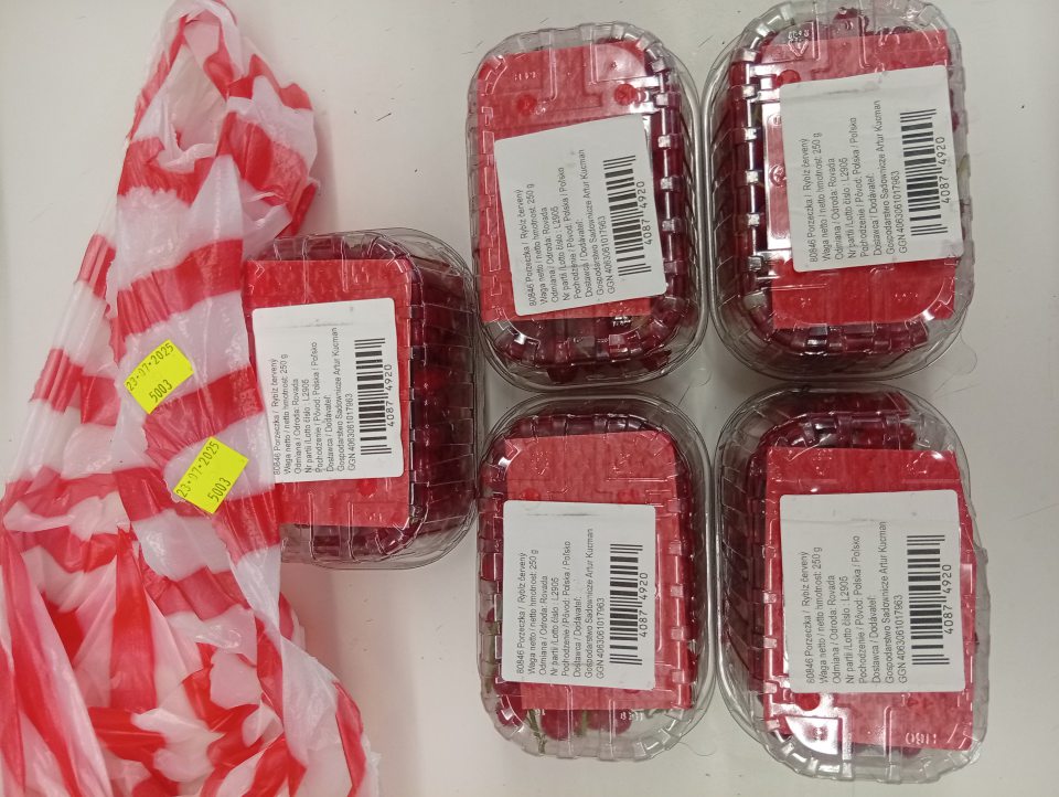 Dňa 22.07.2025 odobral inšpektor RVPS Martin v rámci Národného programu kontroly rezíduí pesticídov na rok 2025 - RK 26/100 vzorku plodiny umiestnenej na trh: Rybíz červený, odroda Rovada balený 250g, krajina pôvodu: Poľsko, Dodávateľ: Gospodarstvo Sadownicze Artur Kucman, GGN 4063061017963, šarža: L2905 odobratá dňa 22.07.2025 z množstva 2,5 kg do SL VPÚ Bratislava. Vyšetrením vzorky v SL VPÚ Bratislava bolo zistené, že NIE JE V SÚLADE s Nariadením EP a Rady č. 396/2005 z 23. februára 2005 o maximálnych hladinách rezíduí pesticídov v alebo na potravinách a krmivách rastlinného a živočíšneho pôvodu a o zmene a doplnení smernice Rady 91/414/EHS v znení neskorších doplnkov a zmien v rozsahu vyšetrovaných rezíduí v znaku Tetraconazole (limit max. 0,01mg/kg, stanovená hodnota: 0,032 mg/kg).