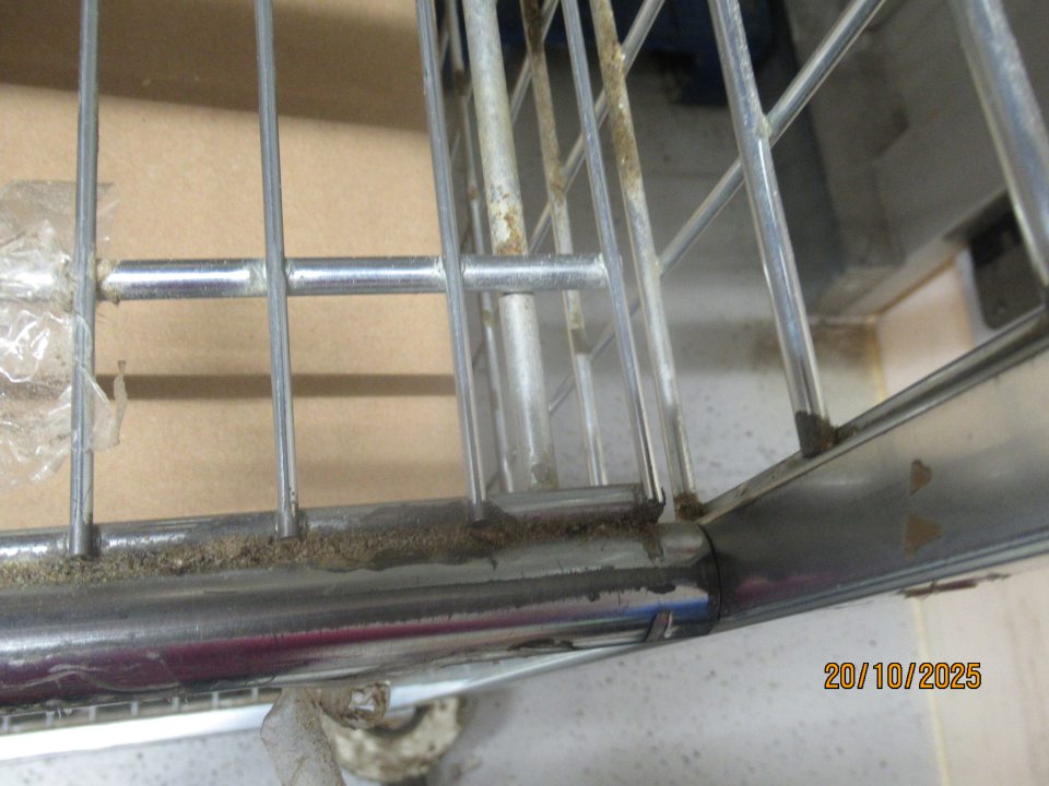  Manipulačný vozík v mraziacom zariadení na uchovávanie hlbokozmrazených pekárskych polotovarov v zázemí prevádzky znečistený prachom a mastnou špinou.