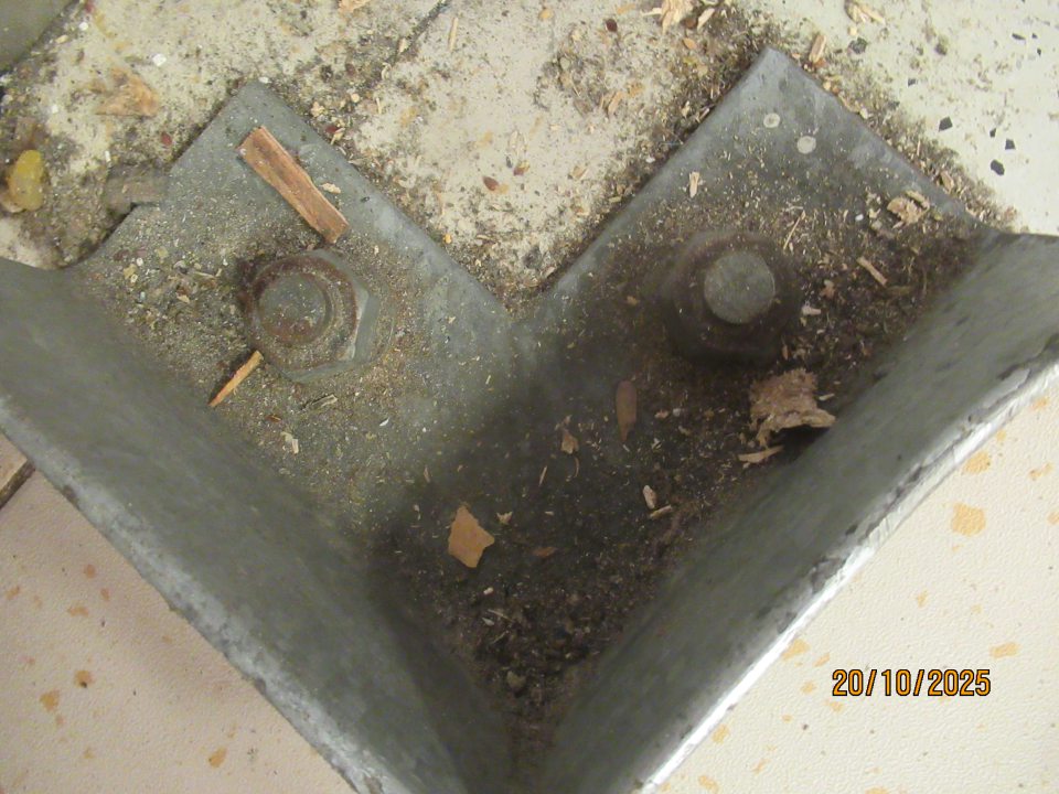 Zázemie prevádzky: nevyhovujúci hygienický stav priestroru dorazovej lišty v dopeku pred vstupom do vstavaného mraziaceho boxu na uchovávanie hlbokozmrazených pekárskych polotovarov a hlbokozmrazenej zeleniny