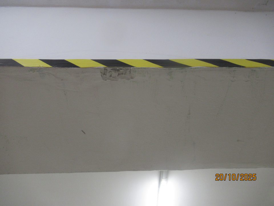 Nevyhovujúci hygienický stav stropu (olupujúca sa omietka na viacerých miestach, praskliny) v priestore príjmu tovaru.