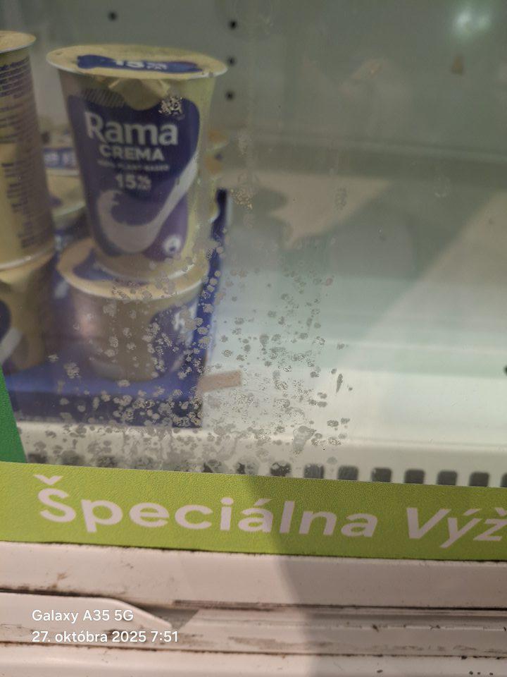 Nevyhovujúci hygienický stav chladiaceho zariadenia na predajnej ploche slúžiaceho na uchovávanie mliečnych výrobkov-plesni podobné znečistenie dvierok chladiaceho zariadenia.