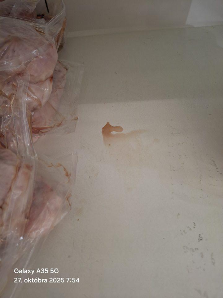 Nevyhovujúci hygienický stav regálu v chladiacom zariadení určenom na uskladnenie mäsa- znečistenie potečenou šťavou z mäsa.